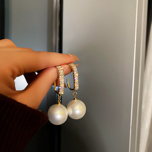 Fashionable Pearl Earrings